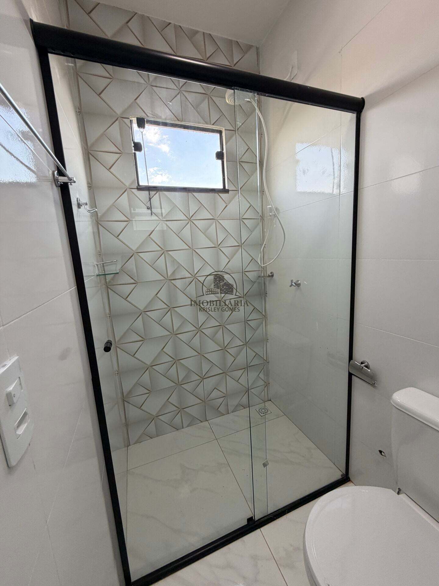 Detalhe do box e revestimento do banheiro