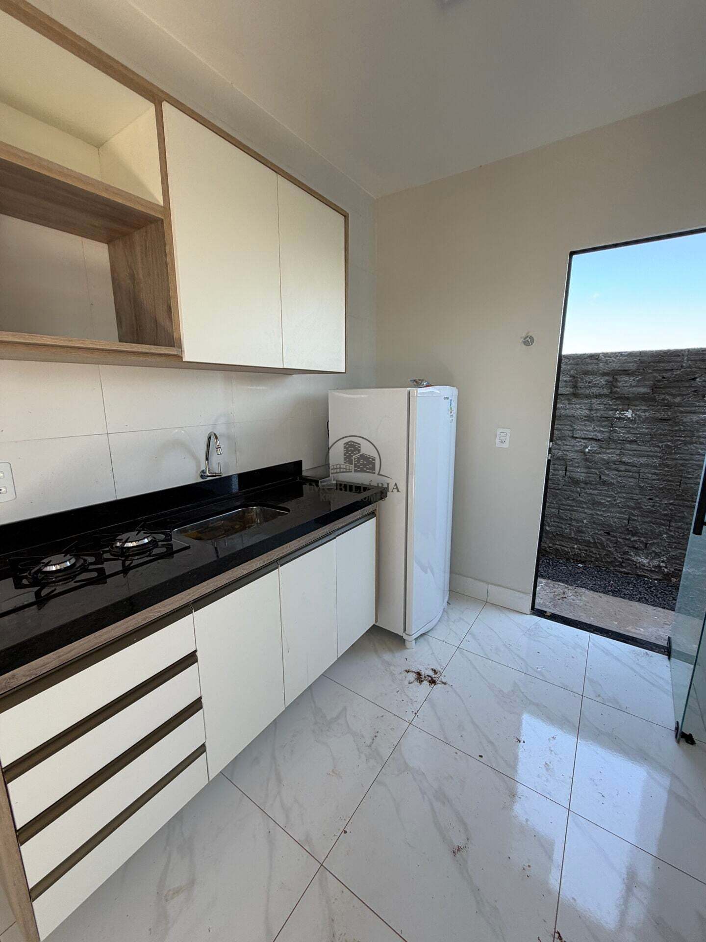 Cooktop, bancada e acesso à área externa