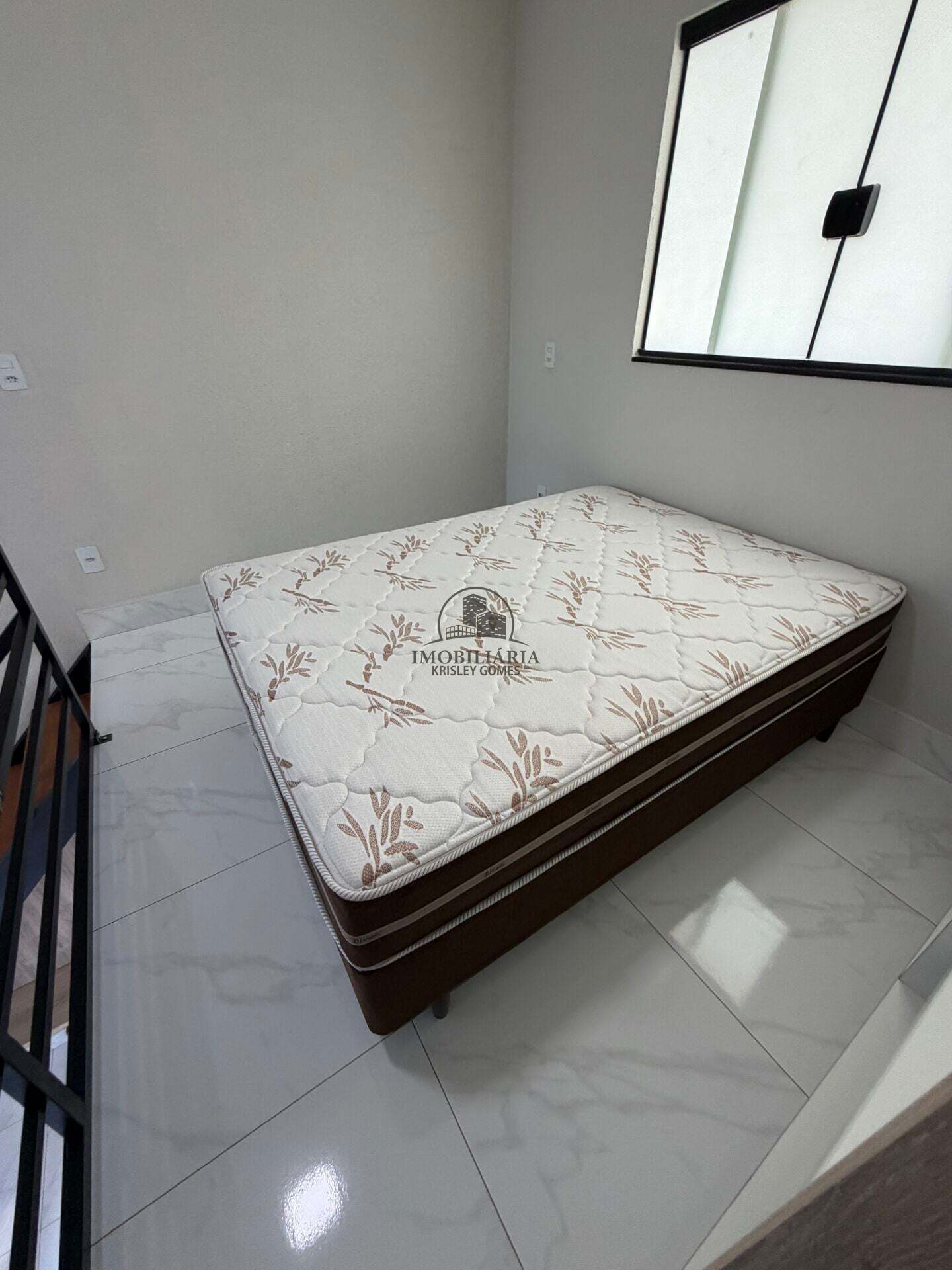 Piso porcelanato e cama de casal no quarto